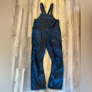 Snow bib. Purchased wrong size. Worn once. Comfortable for ski or snowboarding.